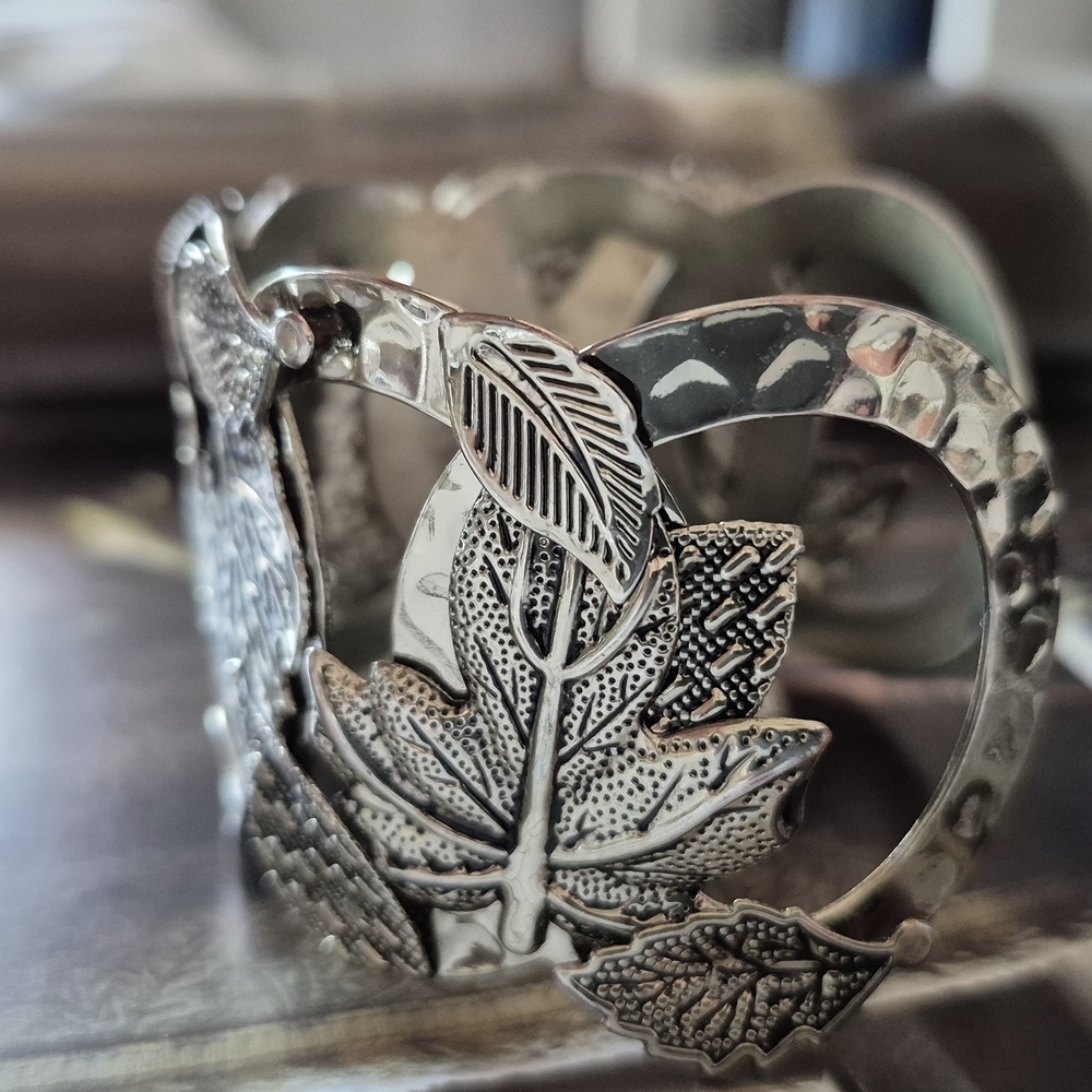 Silver Tone Bracelet With Leaves Motif - Picture 5 of 6